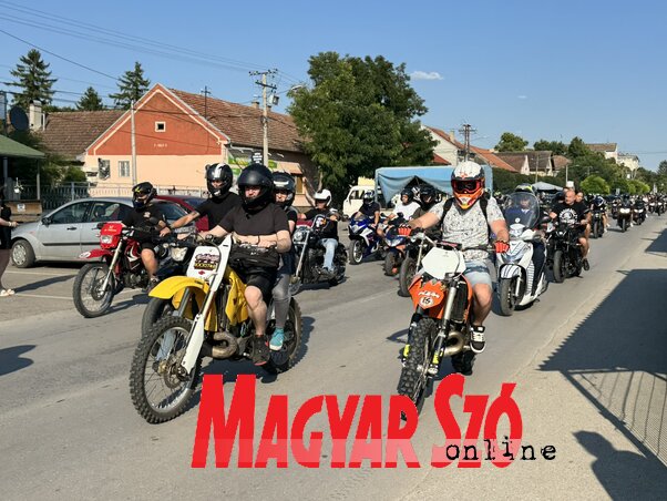 A krosszmotorosok is beálltak a sorba – a terepre tervezett gépek is részesei voltak a temerini aszfaltdübörgésnek (Vámos Arnold felvétele)