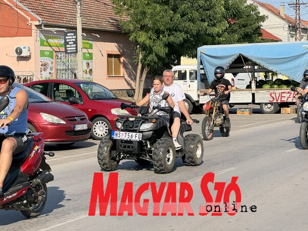 A felvonulásról a quadok sem hiányoztak – az egyik gépet egy fiatal sofőr vezette nagy magabiztossággal (Vámos Arnold felvétele)