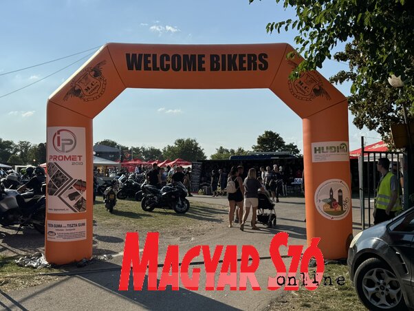 A motorosokat külön kapun át fogadták a vásártérnél – a „Welcome Bikers” felirat már messziről jelezte, hogy jó helyen járnak (Vámos Arnold felvétele)