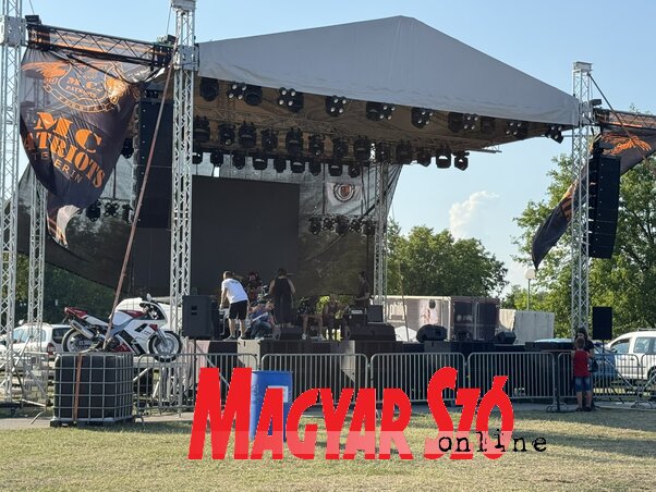 A nagyszínpad, ahol White Room Band, a Tribu, a Van Gogh és más együttesek gondoskodtak az esti koncerthangulatról – a zenés programok a motoros találkozó elmaradhatatlan részei (Vámos Arnold felvétele)