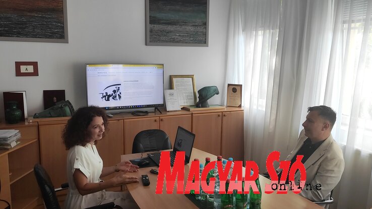 Kormányos Katona Gyöngyi bemutatta a BANATDIA oldalt a jelenlévőknek (Fotó: Horváth Attila)