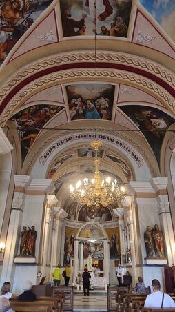 A nagy múltú kegytemplomnak, amelyet Antun Drk péterváradi építész tervei alapján kívülről felújítottak, a belterét átalakították az új liturgikus előírásoknak megfelelően (Lennert Géza felvétele)