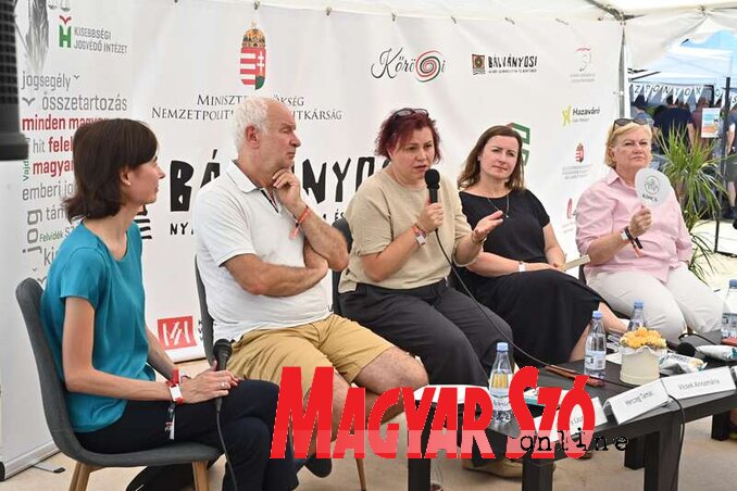 Vicsek Annamária a tusványosi szabadegyetem panelbeszélgetésén (Fotó: Ótos András) Vicsek Annamária a tusványosi szabadegyetem panelbeszélgetésén (Fotó: Ótos András)