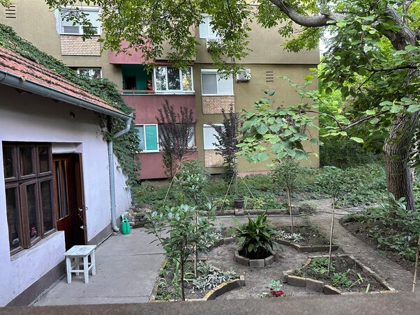 Az Óbecsén található Weinberger-ház rendbe tett előkertje (Kancsár Izabella felvétele) Az Óbecsén található Weinberger-ház rendbe tett előkertje (Kancsár Izabella felvétele)