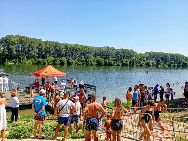 Az úszókat várva (Bajić Jenei Klementina felvétele) Az úszókat várva (Bajić Jenei Klementina felvétele)
