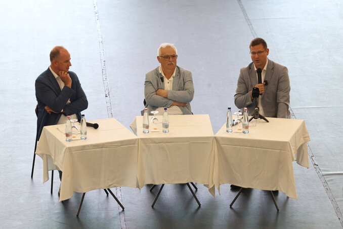 Csáky Csongor, Hernádi Zsolt és Gulyás Gergely (Fotó: MTI)
