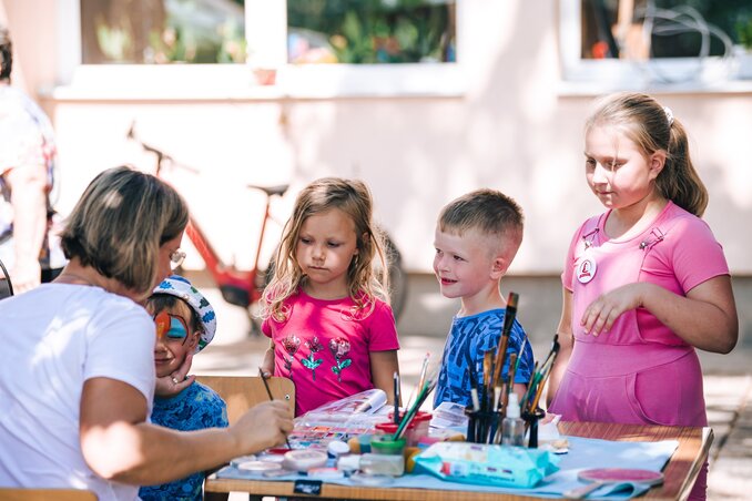Minden gyerekprogram ingyenes volt, így az arcfestés is (Fotó: Kádár Barbara)