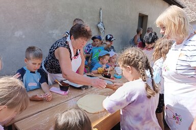 A Felsőhegyi Könyvtár Kör pogácsasütésre hívta a gyerekeket (Fotó: Gruik Zsuzsa)