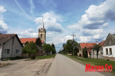 A háttérben a tóbai Szentháromság-plébániatemplom, amelybe az idén is folytatódnak a beruházások (Fotó: Vidács Hajnalka felvétele)