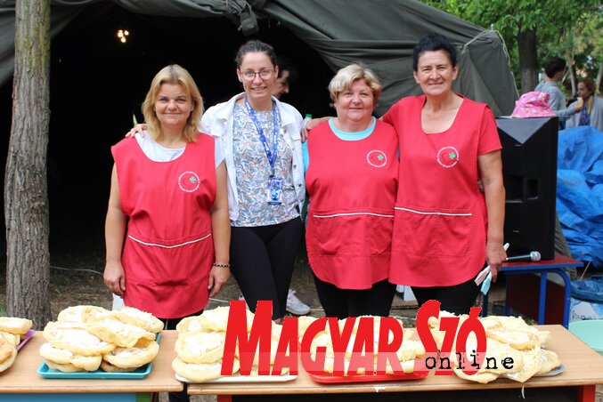 Szabó Marinella (balról a második) a Citadella szervezet tagjaival (Fotó: Paraczky László)