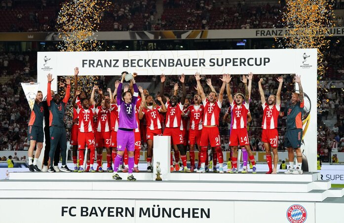 A Bayern München a trófeával (Fotó: facebook.com/fcbayern.en)