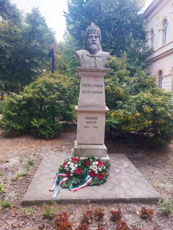 Az apatini Szent István-szobornál koszorút helyeztek el (Fotó: Pelt Ilona)