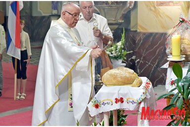 Először a nagytemplomban szentelték meg az új kenyeret (Gergely Árpád felvétele)