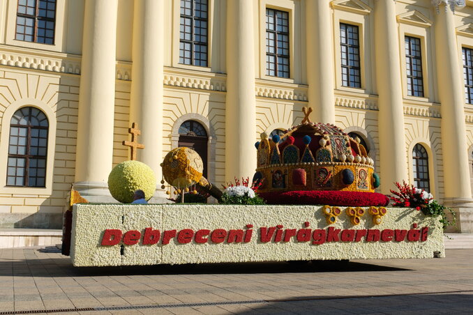 A Szent Koronát ábrázoló virágkocsi a debreceni virágkarneválon (Fotó: MTI) A Szent Koronát ábrázoló virágkocsi a debreceni virágkarneválon (Fotó: MTI)