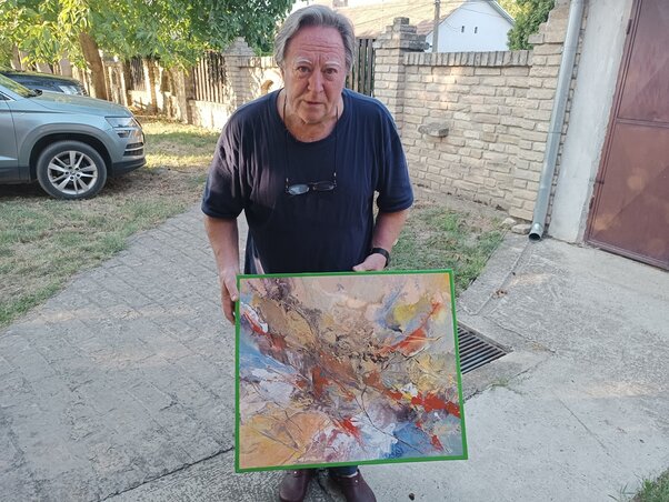 A törökkanizsai Molnár László sprayjel készített paszpartu képeihez (Fotó: Kazinczy Paszterkó Diana)