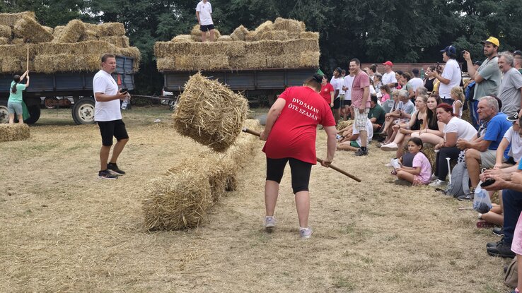 A hölgyek is megmutatták fizikai erejüket (Gulyás Réka felvétele)