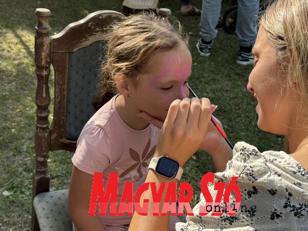 A festés Zsarkó Katarina felügyeletével zajlott, vidám színekben pompázott a gyerekek arca (Fotó: Vámos Arnold felvétele)