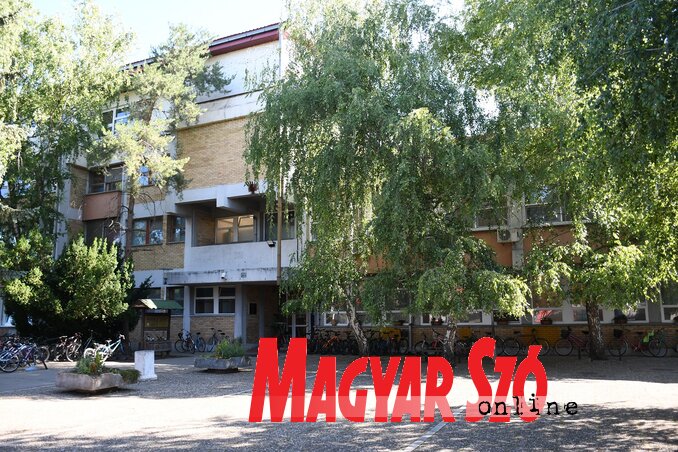 A kúlai Petőfi Brigád Általános Iskola (Fotó: Paraczky László felvétele) A kúlai Petőfi Brigád Általános Iskola (Fotó: Paraczky László felvétele)