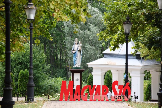 A boldogságos Szűzanya és a doroszlói szentkút (Fotó: Paraczky László) A boldogságos Szűzanya és a doroszlói szentkút (Fotó: Paraczky László)