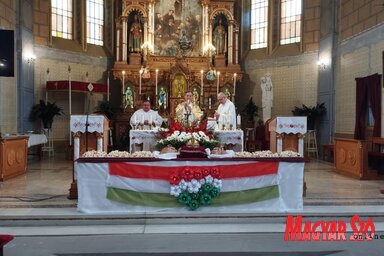Kenyérszenteléssel egybekötött ünnepi szentmisét tartottak az alsóvárosi Páduai Szent Antal-plébániatemplomban (Fotó: Kancsár Izabella)