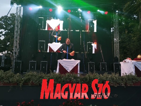 A megszentelt kenyeret Kiss Igor vágta fel (Fotó: Kancsár Izabella) A megszentelt kenyeret Kiss Igor vágta fel (Fotó: Kancsár Izabella)