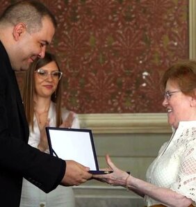 Szilágyi Edit Óbecse község díjának átvételekor (Fotó: Óbecse község oldala)