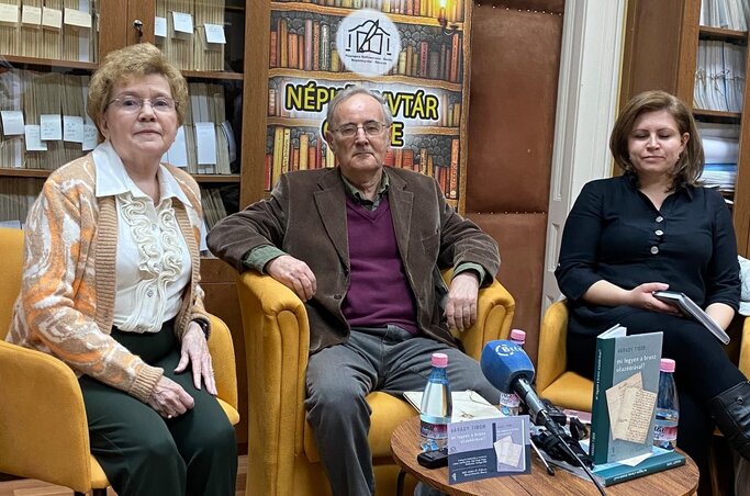 Dr. Várady Tibor könyvének bemutatója az Óbecsei Népkönyvtárban (Fotó: Szilágyi Edit archívuma) Dr. Várady Tibor könyvének bemutatója az Óbecsei Népkönyvtárban (Fotó: Szilágyi Edit archívuma)