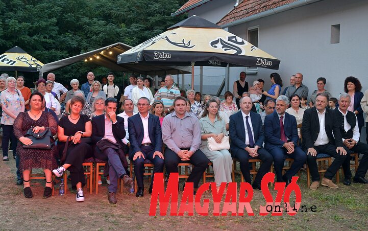Az ünnepség részvevőinek egy csoportja (Gergely József felvétele) Az ünnepség részvevőinek egy csoportja (Gergely József felvétele)