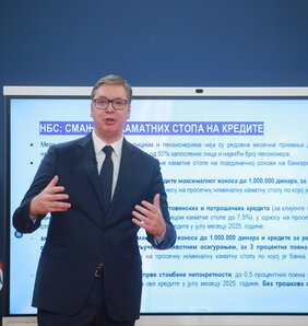 Aleksandar Vučić államfő az új gazdasági intézkedéseket ismerteti (Fotó: Beta)
