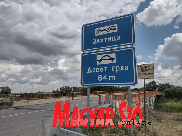 Alatta az Aranka folyó ma már alig észrevehető (Balázs Andrea felvétele) Alatta az Aranka folyó ma már alig észrevehető (Balázs Andrea felvétele)