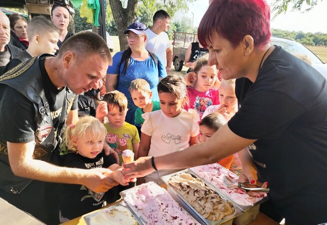 A gyerekeknek ingyen fagyi járt A gyerekeknek ingyen fagyi járt
