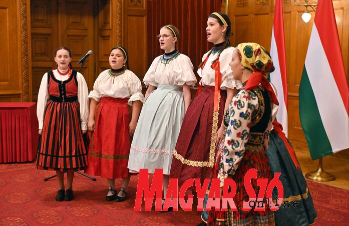 A Himnuszt a kishegyesi Szajkó énekegyüttes adta elő (Ótos András felvétele) A Himnuszt a kishegyesi Szajkó énekegyüttes adta elő (Ótos András felvétele)