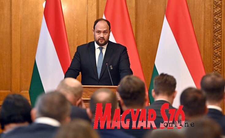 Nacsa Lőrinc, Magyarország nemzetpolitikáért felelős államtitkára mondott köszöntőt (Ótos András felvétele) Nacsa Lőrinc, Magyarország nemzetpolitikáért felelős államtitkára mondott köszöntőt (Ótos András felvétele)