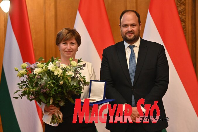 Az elismerést Sári Enikő, a tordai Petőfi Sándor Művelődési Egyesület művészeti vezetője vette át (Ótos András felvétele) Az elismerést Sári Enikő, a tordai Petőfi Sándor Művelődési Egyesület művészeti vezetője vette át (Ótos András felvétele)