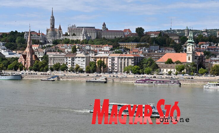 Budapesti látkép, a háttérben a budavári Nagyboldogasszony-templom, ismertebb nevén Mátyás-templom (Ótos András felvétele) Budapesti látkép, a háttérben a budavári Nagyboldogasszony-templom, ismertebb nevén Mátyás-templom (Ótos András felvétele)