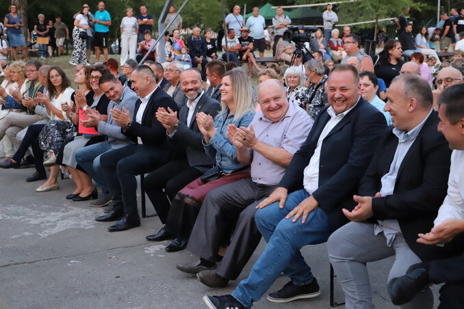 Az idén is nagyszámú közönség gyűlt össze a programokon, több közéleti szereplő is megtisztelte jelenlétével az esti műsort (BoMo Stúdió)