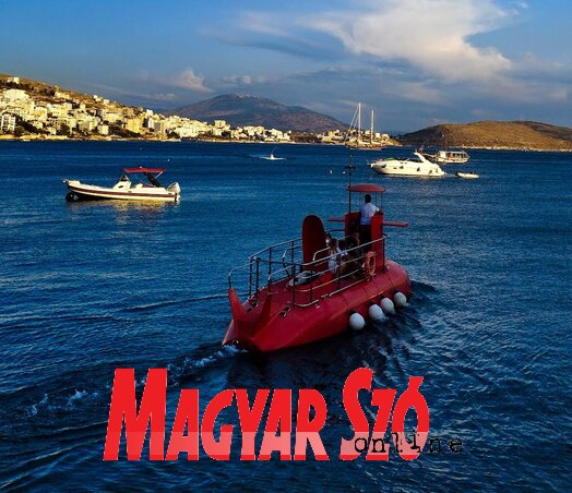 Saranda nyári arca: ahol a tenger és az ég kékje összeér, s a horizonton eltűnnek a határok (Fotó: Zabos Kasziba Angéla) Saranda nyári arca: ahol a tenger és az ég kékje összeér, s a horizonton eltűnnek a határok (Fotó: Zabos Kasziba Angéla)