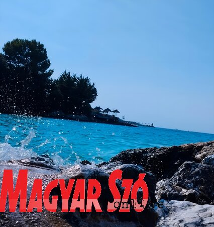 A sziklás part vad szépsége mögött a kéklő víz ragyogása teszi tökéletessé a látványt (Fotó: Zabos Kasziba Angéla) A sziklás part vad szépsége mögött a kéklő víz ragyogása teszi tökéletessé a látványt (Fotó: Zabos Kasziba Angéla)