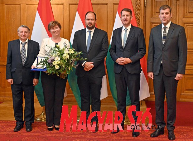 Sári Enikő művészeti vezetőt Dobai János (balról az első), a tordai helyi közösség tanácsának elnöke is elkísérte a díjátadóra (Fotó: Ótos András felvétele) Sári Enikő művészeti vezetőt Dobai János (balról az első), a tordai helyi közösség tanácsának elnöke is elkísérte a díjátadóra (Fotó: Ótos András felvétele)