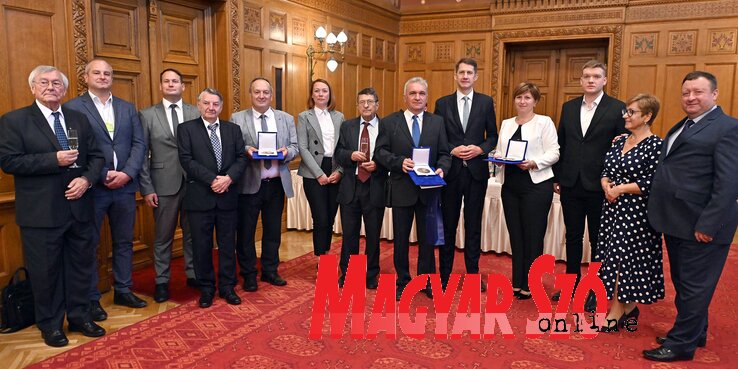 Közös képen a vajdasági díjazottak (Fotó: Ótos András felvétele) Közös képen a vajdasági díjazottak (Fotó: Ótos András felvétele)