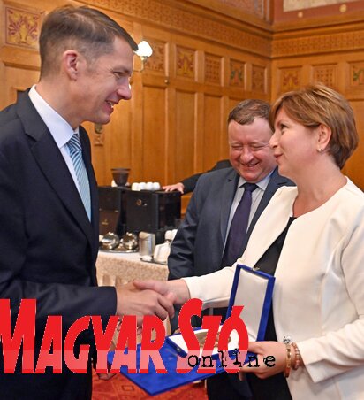Dr. Pásztor Bálint, a Vajdasági Magyar Szövetség elnöke is gratulált Sári Enikőnek (Fotó: Ótos András felvétele) Dr. Pásztor Bálint, a Vajdasági Magyar Szövetség elnöke is gratulált Sári Enikőnek (Fotó: Ótos András felvétele)