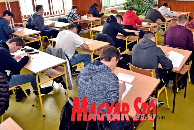 A pedagógus szerint jó, ha a szülő elérhető az iskola kapcsán az idősebb tanulók számára is (Fotó: Gergely Árpád felvétele) A pedagógus szerint jó, ha a szülő elérhető az iskola kapcsán az idősebb tanulók számára is (Fotó: Gergely Árpád felvétele)