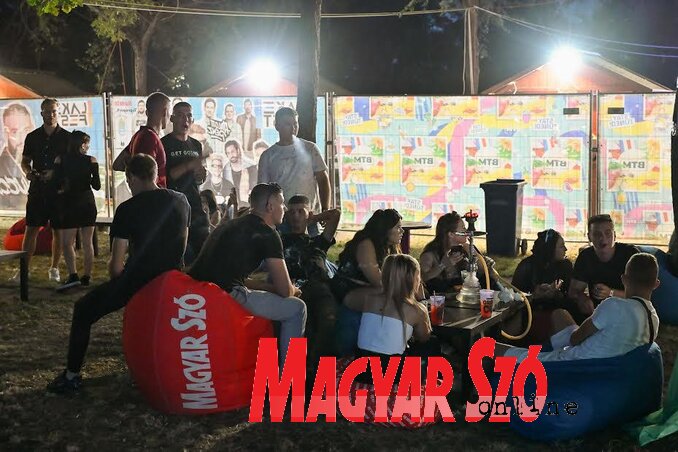 A chill zone nyugodt szigetként várta a fesztiválozókat. A babzsákokon baráti társaságok hevertek – fesztivál forgatagában ez a hely valódi pihenőponttá vált, ahol mindenki feltöltődhetett, és új embereket ismerhetett meg (Molnár Edvárd felvétele) A chill zone nyugodt szigetként várta a fesztiválozókat. A babzsákokon baráti társaságok hevertek – fesztivál forgatagában ez a hely valódi pihenőponttá vált, ahol mindenki feltöltődhetett, és új embereket ismerhetett meg (Molnár Edvárd felvétele)