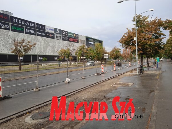 A BiG Fashion, azaz a valamikori Promenada plázával szemben, a Lázár cár sugárút limáni felén is
csővezetékeket helyeztek a földbe. A Felszabadulás sugárút és a körforgalom közötti szakaszon
lezárták a parkolóhelyeket és a jobbra kanyarodó sávot. Itt már csak az újraaszfaltozás várat magára,
tehát egy-két napon belül helyreáll a közlekedési rend (Fotó: Szeli Balázs felvétele) A BiG Fashion, azaz a valamikori Promenada plázával szemben, a Lázár cár sugárút limáni felén is
csővezetékeket helyeztek a földbe. A Felszabadulás sugárút és a körforgalom közötti szakaszon
lezárták a parkolóhelyeket és a jobbra kanyarodó sávot. Itt már csak az újraaszfaltozás várat magára,
tehát egy-két napon belül helyreáll a közlekedési rend (Fotó: Szeli Balázs felvétele)
