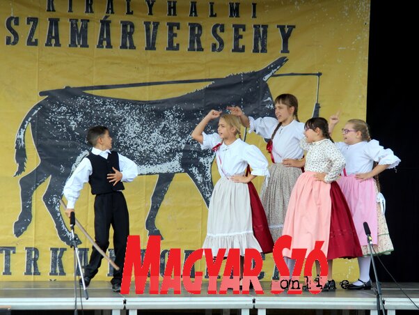 A Bíborka néptánccsoport produkciója (Benedek Miklós felvétele) A Bíborka néptánccsoport produkciója (Benedek Miklós felvétele)