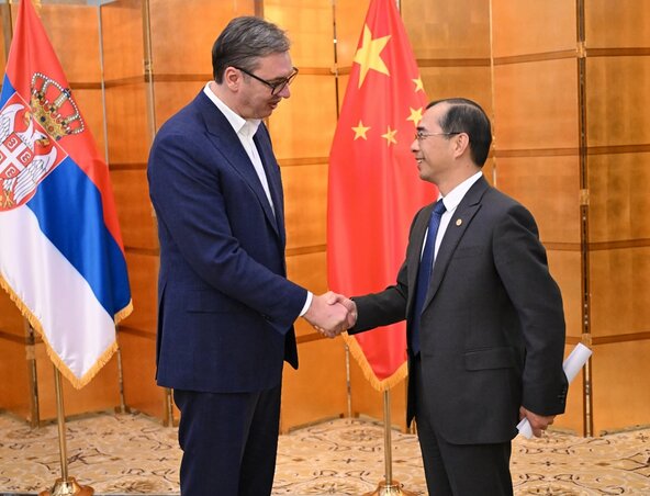 Kézfogás a China Energy vezetőjével (Fotó: Facebook) Kézfogás a China Energy vezetőjével (Fotó: Facebook)