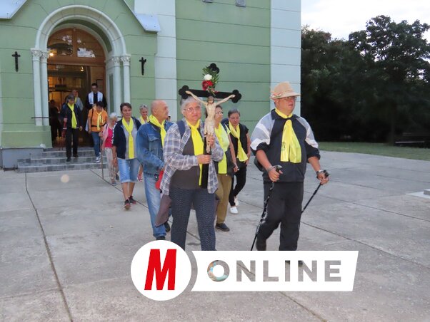 A gyalogos zarándokok a feszületet maguk előtt hordozva vonulnak a doroszlói Mária-kegyhelyre (Fotó: Csincsik Zsolt)