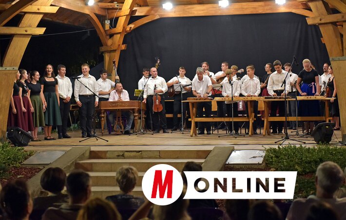 Fiatal népzenészek szívhez szóló muzsikája kápráztatta el a közönséget
pénteken este (Gergely Árpád felvétele) Fiatal népzenészek szívhez szóló muzsikája kápráztatta el a közönséget
pénteken este (Gergely Árpád felvétele)
