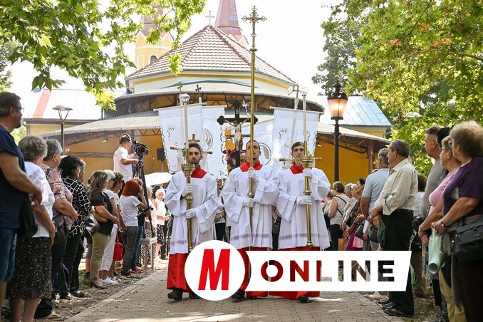 Ezúttal is benépesült a kegytemplom és környéke (Molnár Edvárd felvétele)