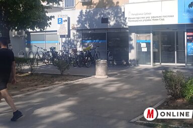 A vezetői engedélyeket a Szerémség utca 1. alatti rendőrőrs ügyfélszolgálati termében lehet igényelni és átvenni a limáni irodát bezárták (Fotó: Szeli Balázs felvétele)